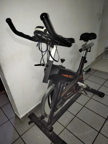 Vendo bicicleta ergométrica semi-nova