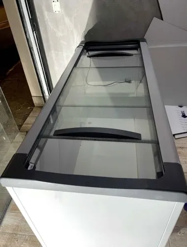 Semi-novo FREEZER Medidas: 171,5 x 68,1 Capacidade: 491 Litros Voltagem: 220V Congelament