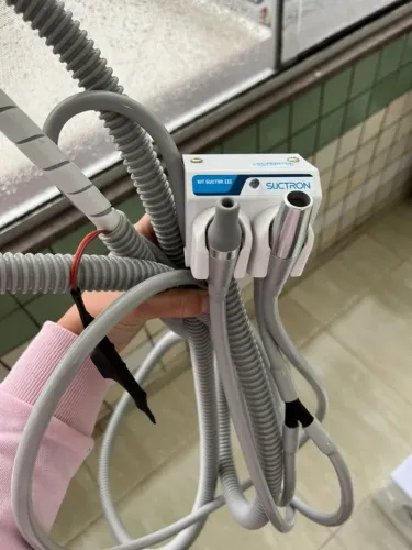 Cadeira odontológica com compressor, mocho e terminal de bomba a vácuo