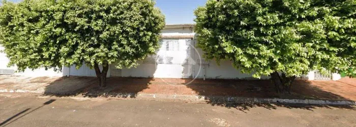 CASA COM AREA DE LAZER