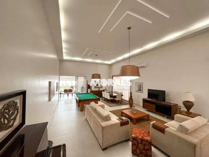 Casa em Condomínio Fechado com 3 suítes à venda, 283 m² por R$ 2.800.000 - Samambaia Parqu