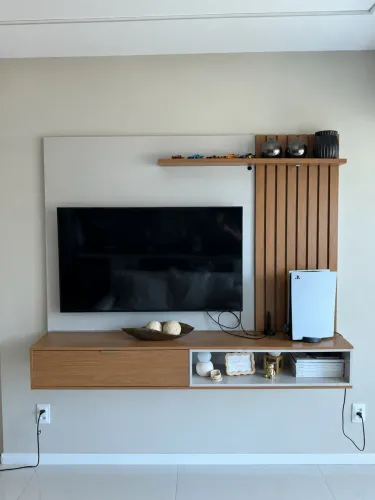 Painel para TV com Rack Suspenso e Ripado - Excelente Estado