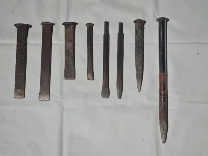 Ponteiras e Talhadeiras Manuais: 5 Talhadeiras Aço e 3 Ponteiras de Aço