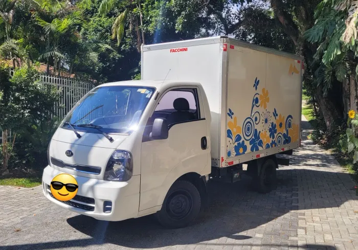 Kia Bongo Bau 2500 ano 2020 troco por utilitário Saveiro, strada ou montana.