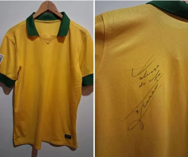 Camisa M Autografada FRED 9 da Copa de 2013 da Seleção (Peça rara de/para Colecionadores)