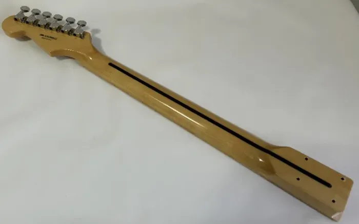 Braço de Stratocaster com tarraxas e escala em maple - por favor, leia a descrição