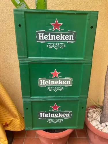 Engradados com garrafas vazias