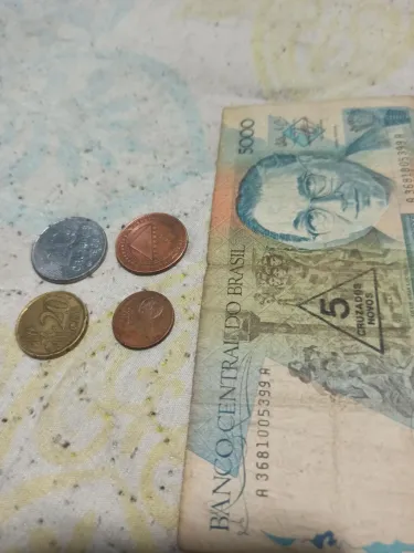 Cédula e moedas