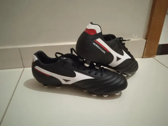 Chuteira  Mizuno.  Campo cravas altas. Tamanho 41