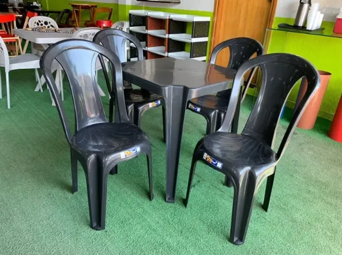 Jogo de mesa 70x70 de plástico com 4 cadeiras bistrô de plástico
