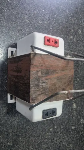 Autotransformador bivolt HIGH TECH prático e de fácil manuseio