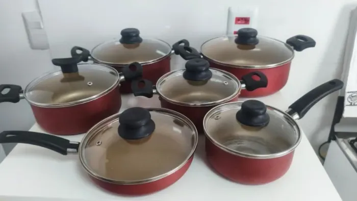 Lote de Panelas e Frigideiras Vermelhas com Tampas de Vidro