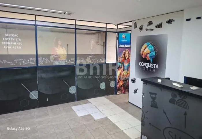 Oportunidade rara no ponto mais pulsante de Copacabana. Sobreloja localizada na Avenida No