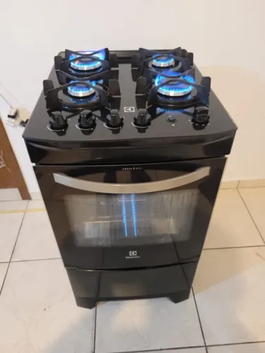 Vem desse fogão Electrolux pouco tempo de uso funciona as bocas e o forno elétrico