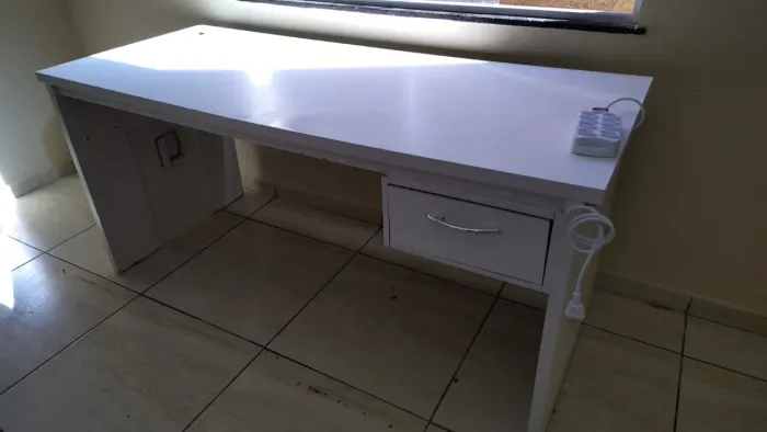MESA ESCRITÓRIO + CADEIRA GIRATÓRIO + PRATELEIRA