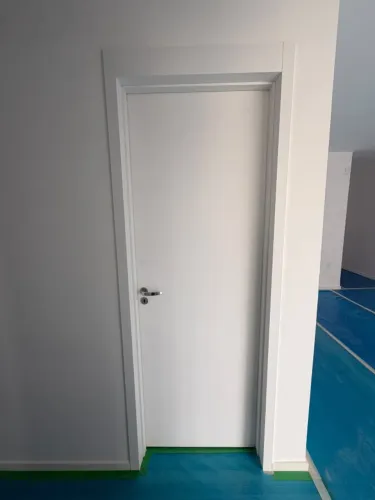 Porta de banheiro Famossul branca com batente e fechadura