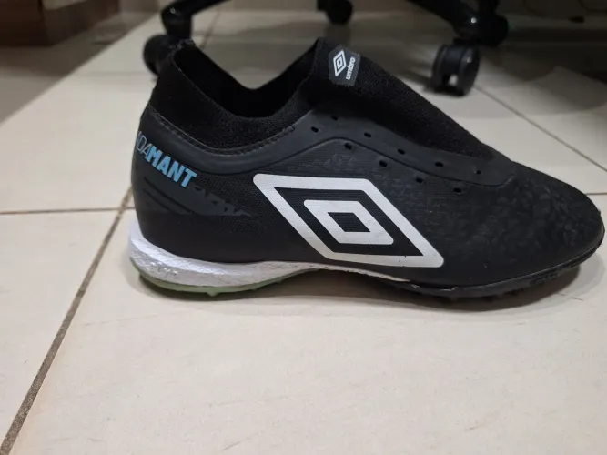 Chuteira umbro adamant club