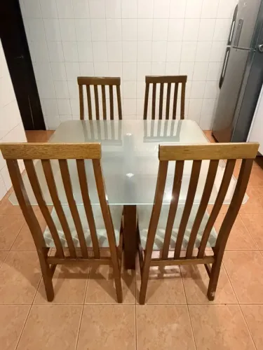 Mesa de jantar tampo vidro + 4 cadeiras madeira