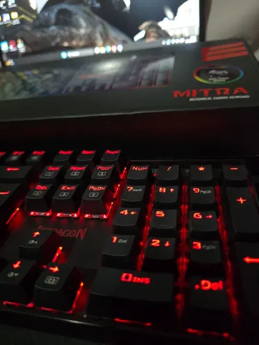 Teclado Redragon Mitra QWERTY Outemu Brown português Brasil cor preto com luz RGB