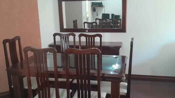 Sala de jantar completa em mogno