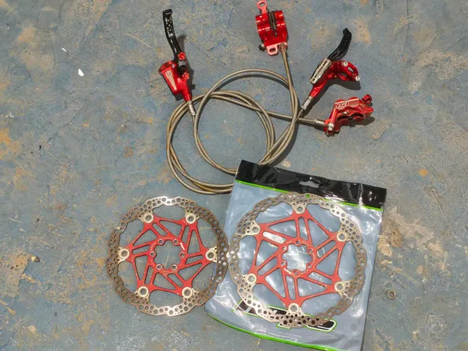 Freio Hope Tech3 com pinças E4, discos e pastilhas
