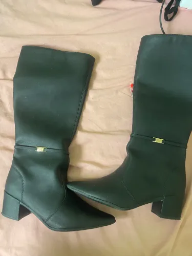 Vendo bota por R$ 100 ? Tamanho 37/38. Usada apenas 1 vez, está super conservada! 