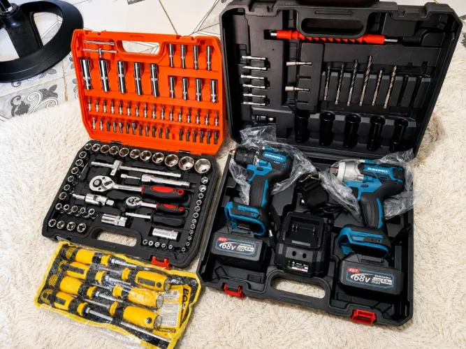 Vendo furadeira e Parafusadeira kit 68 volts jogo de dados 108 pcz E chaves de fenda