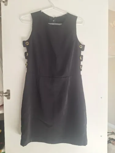 Vestido social preto com abertura lateral