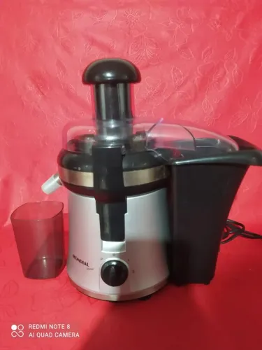 Juicer  Mondial capacidade 1 litro funcionando 
