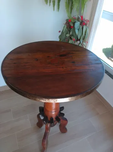 Mesa bistrô rústica com 5 banquetas 