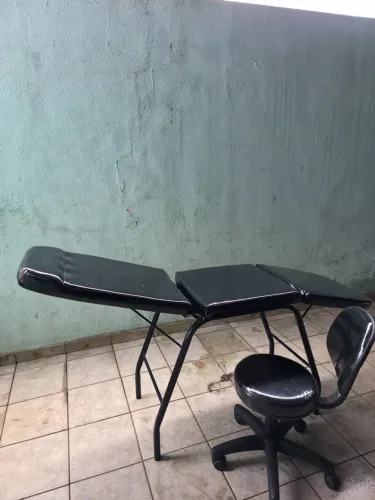 Maca de estética preta com cadeira
