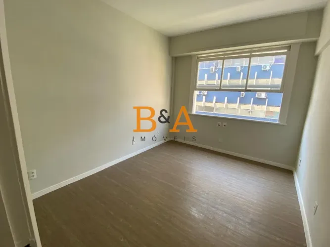 Sala comercial à venda no Posto 5 de Copacabana - Rua Miguel Lemos | Andar alto | Aproxima