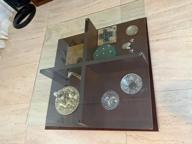 Mesa de centro em madeira com vidro