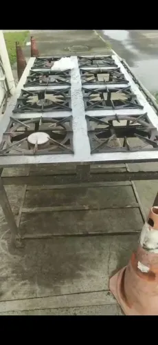 Vende_se um fugao industrial com 8 bocas todas funcionando todo bom .