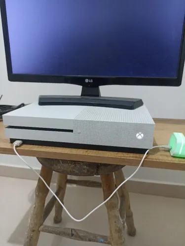 Xbox one S, com controle a bateria, mais jogos e base de carregamento, olhar a DESCRIÇÃO !
