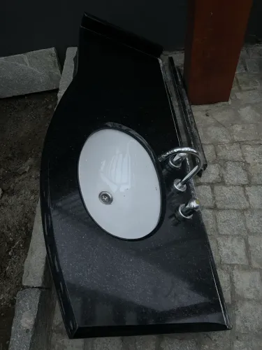 Bancada de pedra e pia para banheiro
