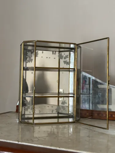 Linda Vitrine de miniaturas em metal espelhada