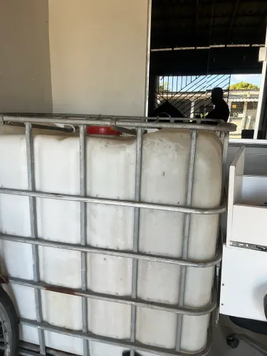 Caixa de água com estrutura metálica  1 Mil litros