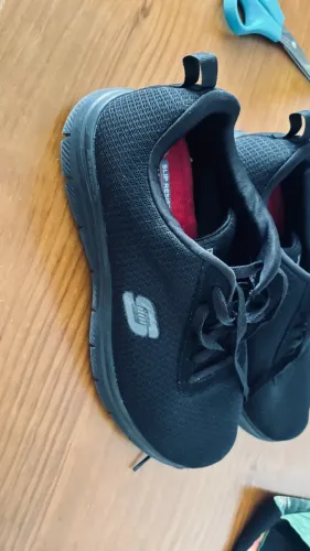 Tenis anti deslize, pé largo 41 preto. Skecher - USA
