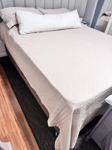 Cama Queen com colchão Castor
