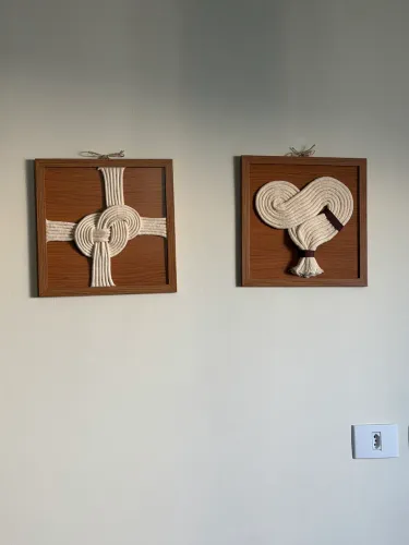 Dupla de quadros com moldura e arte têxtil 