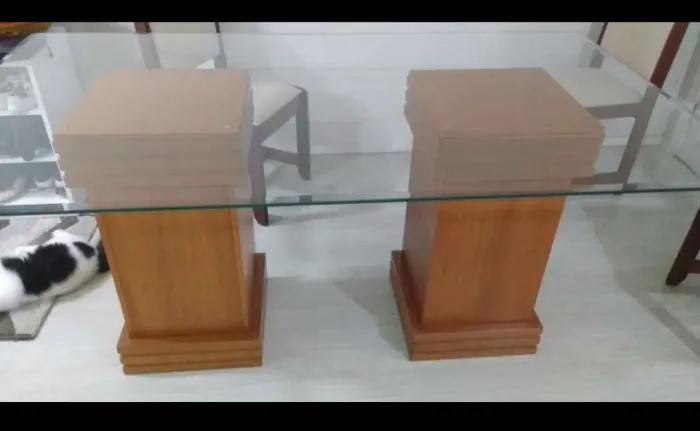 Mesa de vidro 1,80 m de comprimento, 100 cm de largura e 79 cm de altura.
