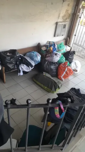 Diversas roupas de um ex brecho com camisetas calças ternos camisas calçados mais de mil