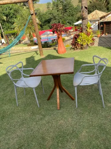 Mesa de madeira quadrada com duas cadeiras Tramontina TENHO 10 conjuntos desse disponível