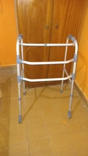 Andador em alumínio com rodinhas