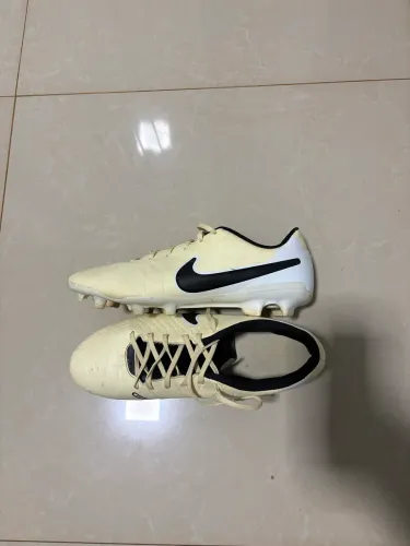 Chuteira Nike de campo original tamanho 43
