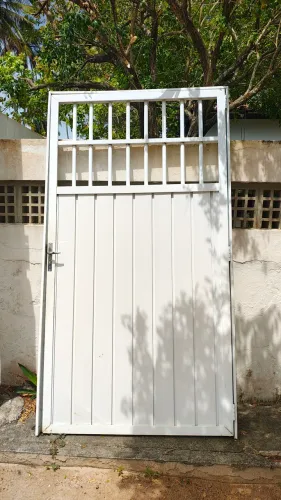Portão de alumínio branco