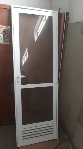 Porta de aluminio e vidro com batente pronta para instalar