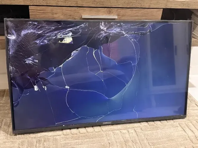 TV LG 43" Full HD - Tela Quebrada (LIGA E ACENDE)
