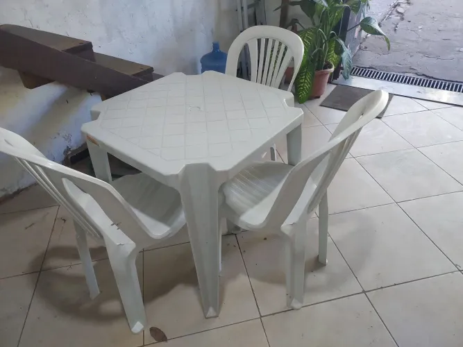 Mesas e cadeiras novas